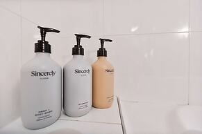 Lux Apartment Cairns - 9 Pools BBQ Gym