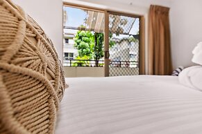 Lux Apartment Cairns - 9 Pools BBQ Gym