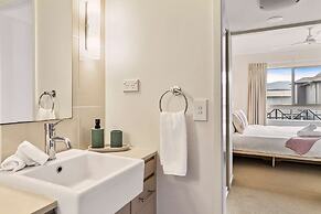 Poolside Paradise Cairns - 9 Pools BBQ Gym