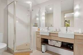 Tropical Bliss - Cairns 9 Pools BBQ Gym