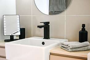 Tropical Paradise Cairns - 9 Pools Gym BBQ