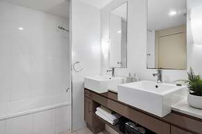 Lux Cairns - 9 Pools BBQ and Gym