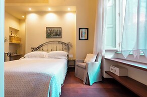 Palm Gallery Hotel