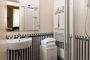 Palm Gallery Hotel