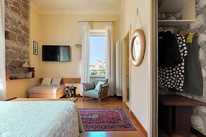 Palm Gallery Hotel