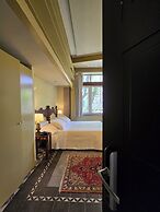 Palm Gallery Hotel