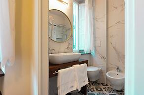 Palm Gallery Hotel