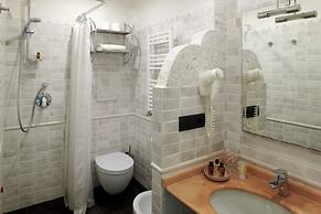 Palm Gallery Hotel
