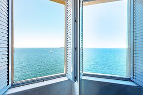 Blu Breeze on Seafront