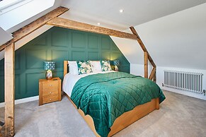 Host Stay Finch House