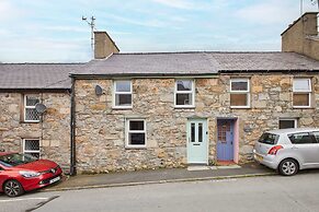 Host Stay Trefor Cottage