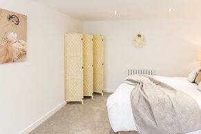 Host Stay Eccles Hideaway