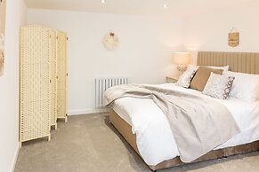 Host Stay Eccles Hideaway