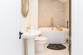 Host Stay Eccles Hideaway