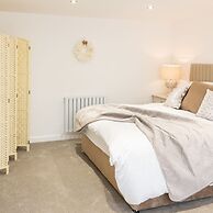 Host Stay Eccles Hideaway