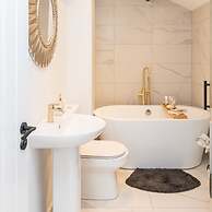 Host Stay Eccles Hideaway