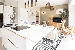 Host Stay The School House