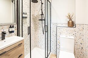 Host Stay The School House