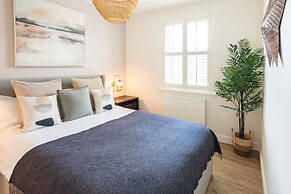 Host Stay The School House