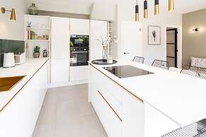 Host Stay The School House