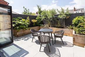 Host Stay The School House