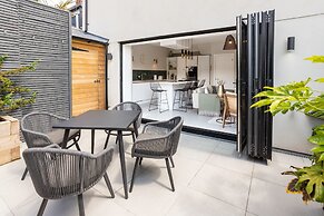 Host Stay The School House