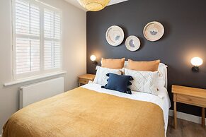 Host Stay The School House