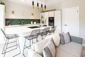 Host Stay The School House