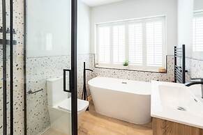 Host Stay The School House