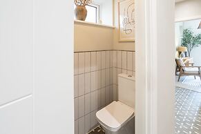 Host Stay The School House