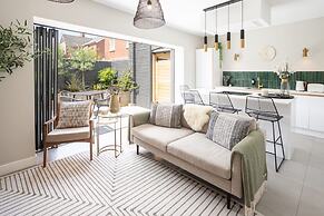 Host Stay The School House