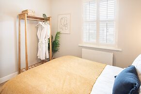 Host Stay The School House