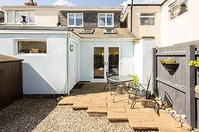 Host Stay Harbour Holm