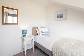 Host Stay Harbour Holm