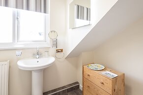 Host Stay Harbour Holm