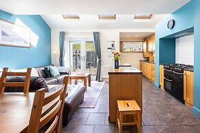 Host Stay Harbour Holm