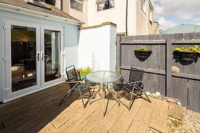 Host Stay Harbour Holm