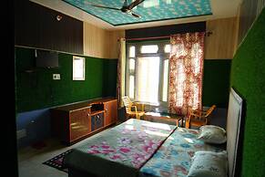 Shri Anand Hotel Berinag