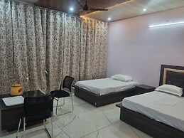 Shri Anand Hotel Berinag