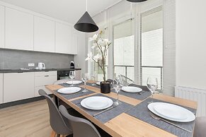 Starowiejska With Parking by Renters