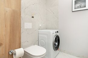 Starowiejska With Parking by Renters