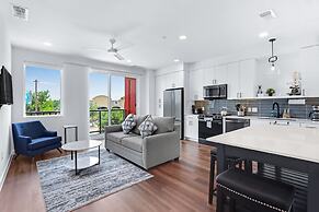 Chic Condo Minutes to Downtown, Gruene, & More