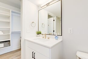 Elegant 2BR Apartment - Minutes to D.C.