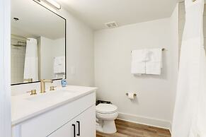 Elegant 2BR Apartment - Minutes to D.C.