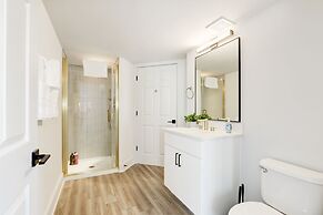 Elegant 2BR Apartment - Minutes to D.C.