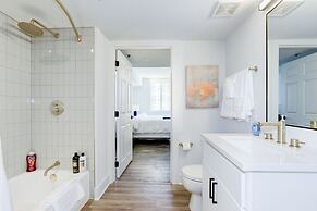 Elegant 2BR Apartment - Minutes to D.C.