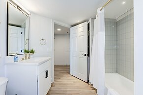 Elegant 2BR Apartment - Minutes to D.C.