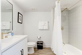Elegant 2BR Apartment - Minutes to D.C.