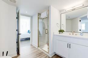 Elegant 2BR Apartment - Minutes to D.C.