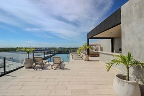 Couple s Retreat in Prime Location Rooftop Pool